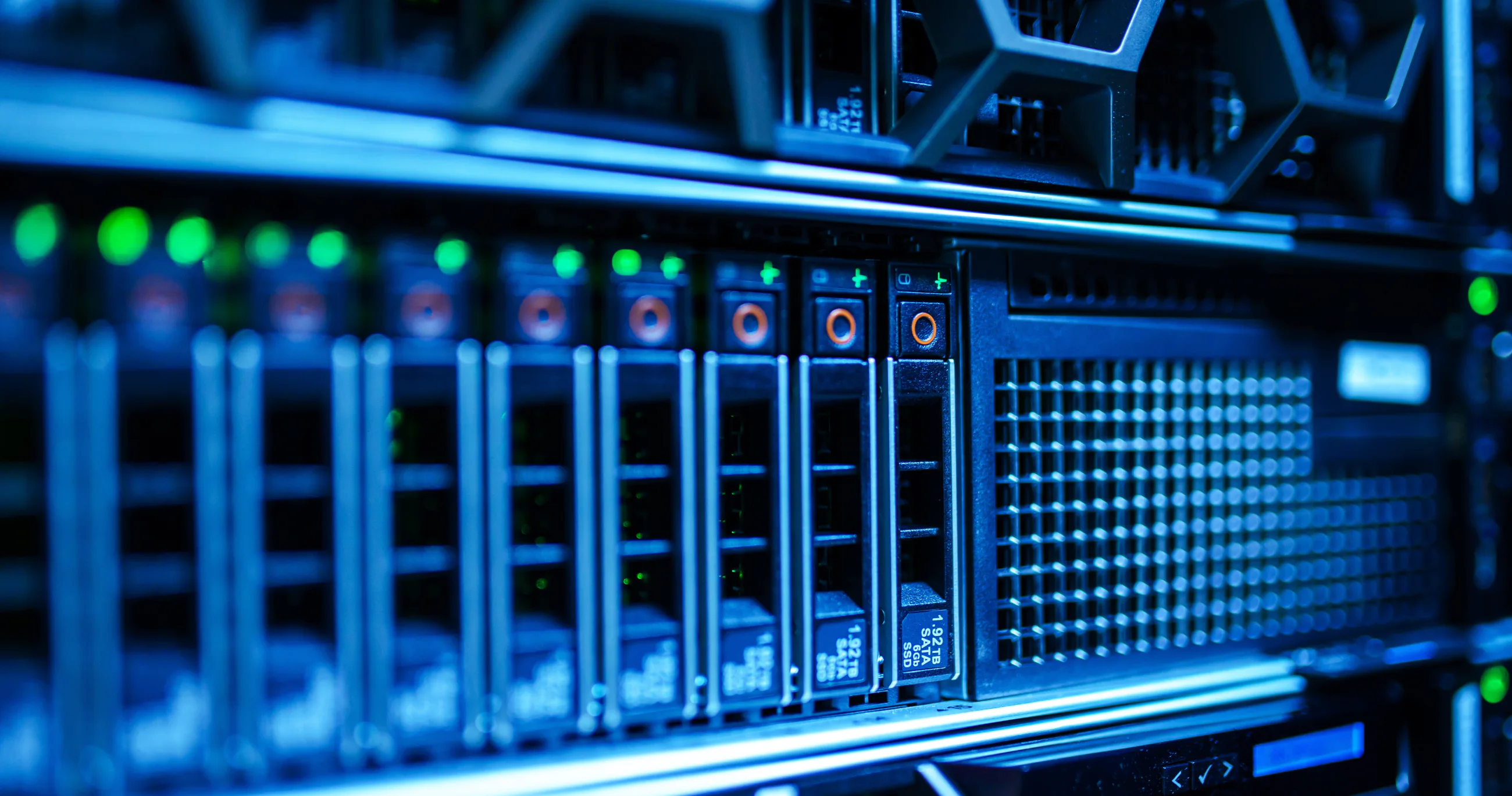 Serverschrank mit eingeschobenen Datenträgern